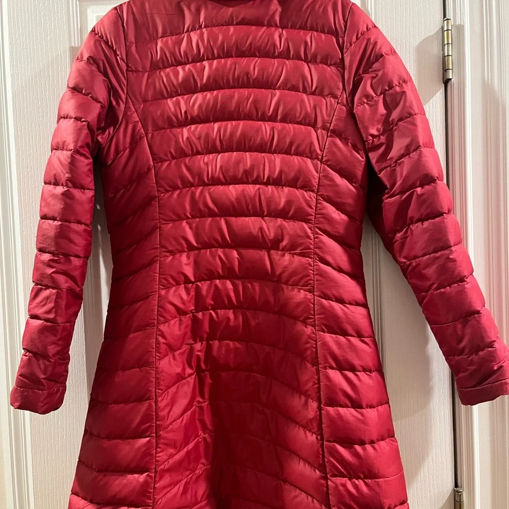 Patagonia women's lightweight medium length down parka - Picture 2 of 3